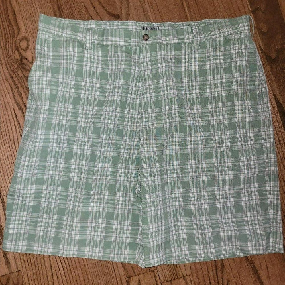 IZOD GOLF Athletic Plaid Casual Shorts Men's Size 40